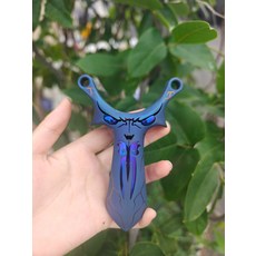 新款 小 烤藍款 單卡 彈弓 TC21 鈦合金 成年人專用 頂卡球 弓 速射 材質 TC21 鈦合金 型號 外寬80mm 眼距70mm 弓高117mm 重量290g 手柄厚, 如圖所示, 1個