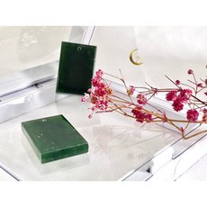 碧玉和田玉無事牌, 1個