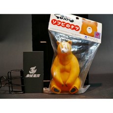 AQUAMARINE 當女孩遇到熊 熊井那津 軟膠模型 黃色坐姿公仔, 1個