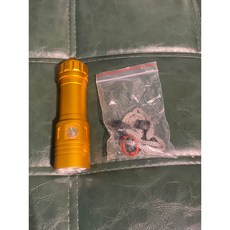 島嶼潛水 潛水手電筒 1200流明 高亮度, 金色,不需要26650電池及充電器