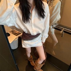 화이트 문라이트 디자인 감각의 유니크하고 부드러운 장미꽃 패턴의 아일렛 셔츠와 우아하고 섹시한 분위기의 미니스커트