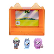 Bluey Fuzzies 에피소드 팩: 매직 실로폰. 특별히 몰려든 수집용 미니 피규어 3개(독점 1개 포함) 디스플레이 케이스 트레이딩 카드 및 수집가 가이드. 시리즈 1에서, 어둠땅