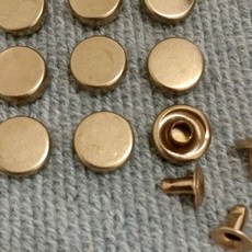 뜨거운 판매 100pcs 골드 라운드 플랫 리벳 9mm 발견 콘 금속 스터드 리벳 가죽 공예 신발 허리 가방에 적합 DIY Shoemaking, 보여진 바와 같이