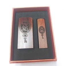 含刻紫檀木印鑑章，公司章(2.7cm)，方印鑑章(1.5cm), 1個