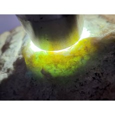 七彩翡翠 危料 瓜料 瓜地馬拉 脫砂 發黑 原石 賭 冰種 牌子 戒面 台灣出貨 590g, 1個