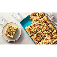 Chicken Alfredo pizza with artichokes & spinach
