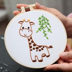 手工DIY刺繡材料包，兒童手作入門針線組，幼稚園繡花自繡初學，輕鬆打發時間, 卡通-小花豬刺繡材質包+塑膠繡花針,16cm仿竹繡繃帶, 1個