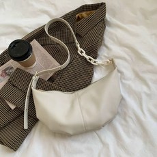 소프트레더 반달 크로아상 볼드 블랙 소프트 체인 호보백