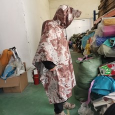 【台灣發貨】三閤一戶外雨披徒步旅行釣柔軟防寒戶外徒步天幕地墊多功能雨披成人雨衣機車雨衣防風防水反光雨衣加厚連體收納, 2.0*1.4沙漠迷彩帶帽檐配蹬三扣, 1個