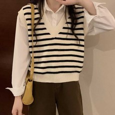 여자 대학생 캠퍼스 룩 간절기 스트라이프 니트 조끼