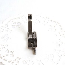 오렌지미싱 본봉 조기노루발 스티치 가이드 공업용 재봉틀 미싱 노루발, 1개, 우1/16인치(1.6cm)