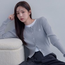 시티브리즈 3023296 채수빈 착용_스몰 로고 자수 케이블 가디건_6COLORS 250368