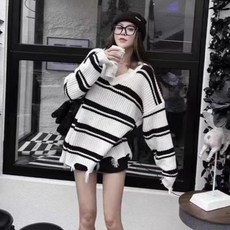 투니스 여성 루즈핏 브이넥 테슬 스트라이프 니트