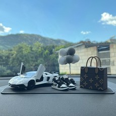 汽車中控可愛公仔擺件：2023新款車載裝飾，創意個性車內飾品, /【白蘭博-包包+熊貓aj+墊+灰氣球】, 1個