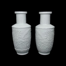 《博古珍藏》清王炳榮瓷雕花鳥紋花瓶一對，老件文物宮廷珍藏，高41公分，底價回饋