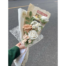手作鉤針花束 仿真花裝飾 閱讀報紙主題, 橘粉白酒杯玫瑰混搭（材料包）送全套工