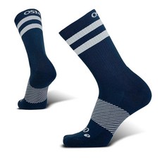 OS1st Wicked Comfort 크루 양말 가벼운 압축으로 최대의 쿠션 물집 보호 및 통기성 원단 화이트., 네이비/실버