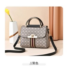Brielle 淑女OL手提包 經典印花翻蓋斜背包 黑色
