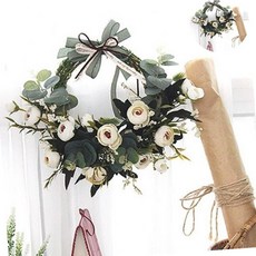 장미꽃을 하나씩 엮어서 만든 메리로즈 리스