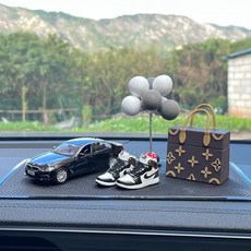 汽車擺件新款可愛模型中控臺個性創意網紅車載車內輕奢品裝飾大全, BMW黑+黑白鞋+灰白球+墊+包包, 1個