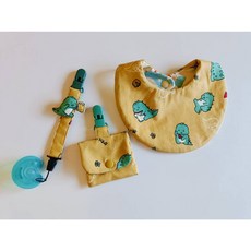 《護理師媽媽的溫柔呵護》可愛小恐龍寶寶彌月禮盒組-三件入 (8層紗緞帶圍兜/奶嘴鍊 奶嘴收納套)