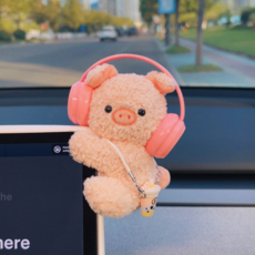 汽車中控台螢幕擺件小羊可愛車內裝飾品, 粉小猪【粉耳機背奶茶】送無痕膠
