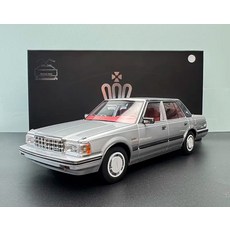 小光模型 豐田皇冠 Toyota CROWN 122 合金老爺車汽車模型 1/18 銀色藍內飾, 1個
