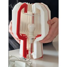 IKEA STRÅLA 桌燈 白色/紅色，簡約設計風格，營造溫馨居家氛圍