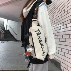 新款斜挎包2025夏季戶外運動風腰包輕便大容量潮牌ins高顏值大學, 白色【包加掛件送勳章】