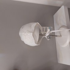 압소바 화이트 컬러로 우아한 자수 모양이 있는 로사 여아 보넷모자