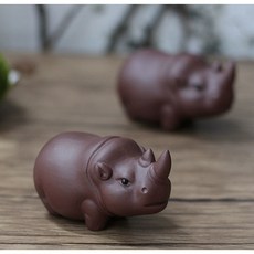 宜興紫砂茶寵功夫茶具大象犀牛河馬擺件鵰塑全手工茶玩茶桌可養, 1個, 款1（犀牛紫色）