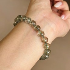 B633頂級巴西千層綠幽手珠 8.5mm 現貨實拍，透料綠幽靈手串，招財轉運天然水晶, 1個