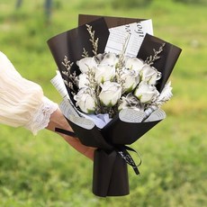 【桃園出貨】畢業花束 畢業禮物 玫瑰花束 永生滿天星 真花仿真花束 畢業男女友閨蜜告白情人節畢業禮物, 11朵黑騎士+禮品袋+燈, 1個