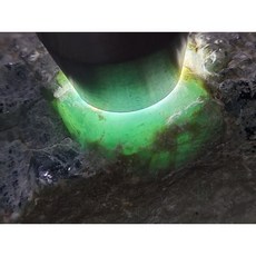 【七彩翡翠】危料 瓜料 瓜地馬拉 脫砂 墨翠 原石 賭 牌子 戒面 台灣出貨 987g, 1個