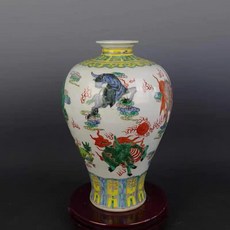 粉彩水麒麟紋梅瓶 高35釐米, 如圖所示
