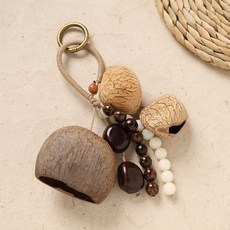 【台灣出貨】 天然種子果殼搖鈴包掛 果殼搖鈴 手工風鈴 果殼風鈴 流水聲音療愈掛鈴 植物果實吊飾 背包與車用裝飾, 清泉（果殼包掛掛飾）, 1個