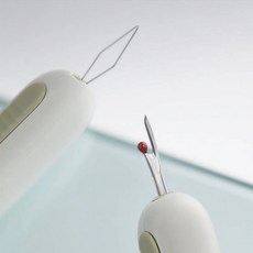 꿀템보부상 바늘을 한번에 쏙 실끼우기 실밥 제거기 이중기능 멀티 실뜯기, 색상랜덤, 1세트