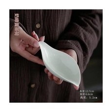 高白瓷葉形茶則, 1套