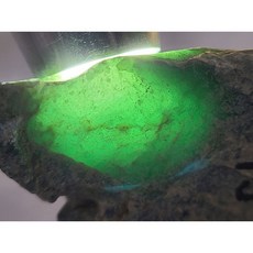 七彩翡翠 危料 瓜地馬拉 脫砂 發黑 翡翠原石 賭石料 冰種牌子戒面料 252g, 1個