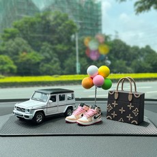 汽車擺件新款可愛模型中控臺個性創意網紅車載車內輕奢品裝飾大全, 白色車+包包+櫻花粉+彩球+墊, 1個