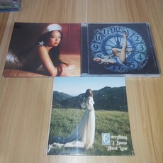 Laufey《Bewitched》+《Everything I Know About Love》2CD 全新未拆封, 如圖所示