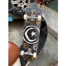 dbh 專業滑板 雙翹滑板初學刷街代步男女 新手滑板滑板車 看支架有沒有鋼印主釘是不是空心 支架沒有鋼印主釘不是空心的通通是玩具板, 如圖所示, 1個