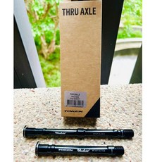 TOKEN TK12SL 超輕量碟煞公路車貫通軸 12mm 牙規 1.5mm GIANT專用, 1個, 黑
