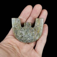 《博古珍藏》天然青黃玉雕獸面紋三叉形器把玩．玉牌項鍊配飾．84公克．良渚文化器型．早期收藏．老件文物．感恩特賣, 1個