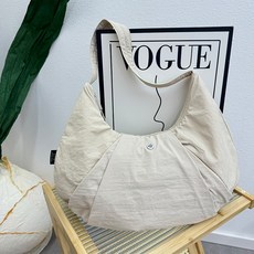 網紅小衆牛角包防水尼龍瑜伽包腋下包2025新款輕便大容量餃子包潮, 象牙白, 1個