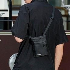 가볍고 컴팩트한 사이즈 슬림한 세로형 미니 크로스백