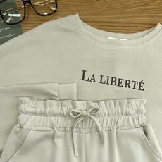 LA LIBERTÉ 字母印花棉質休閒套裝 短版大學T與花苞短褲兩件式