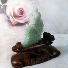 92jade 遇見善緣 雀屏中選 天然緬玉 A貨 翡翠 孔雀擺件 附檀木底座 精湛工藝 吉祥如意 提升運勢, 1個, 冰果綠