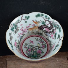 高溫顏色釉 茄皮紫 鹿鶴同春花口碗, 如圖所示