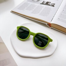 Q.M SHOP 五月新款兒童太陽眼鏡：輕巧偏光矽膠彈性ins風帥氣微方框，檢驗合格抗UV400兒童偏光